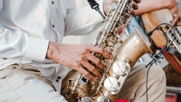 Show de blues e jazz com food trucks na Praça Presidente Vargas durante o festival em Extrema.
