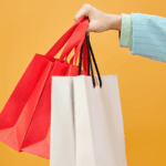 Bazar Solidário do CRIE na Rua Véu das Noivas, Extrema, com itens variados para compra.