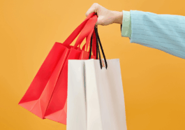 Bazar Solidário do CRIE na Rua Véu das Noivas, Extrema, com itens variados para compra.