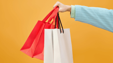 Bazar Solidário do CRIE na Rua Véu das Noivas, Extrema, com itens variados para compra.