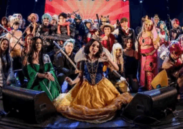 Festival Extrema Experience 2025 com cosplayers e food trucks no Parque de Eventos.