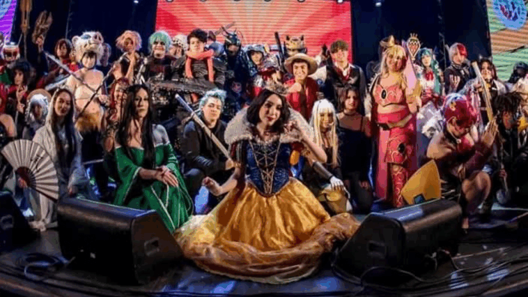 Festival Extrema Experience 2025 com cosplayers e food trucks no Parque de Eventos.