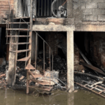 Bombeiros em ação durante incêndio em residência no Centro de Extrema, MG, em 2025.