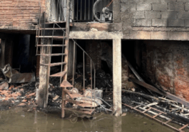 Bombeiros em ação durante incêndio em residência no Centro de Extrema, MG, em 2025.