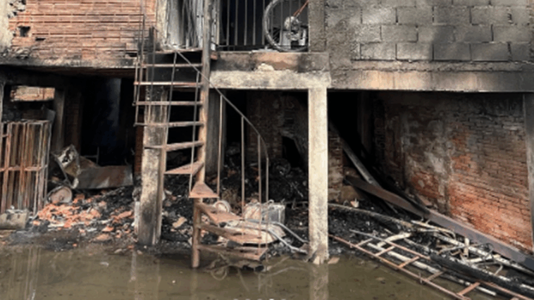 Bombeiros em ação durante incêndio em residência no Centro de Extrema, MG, em 2025.