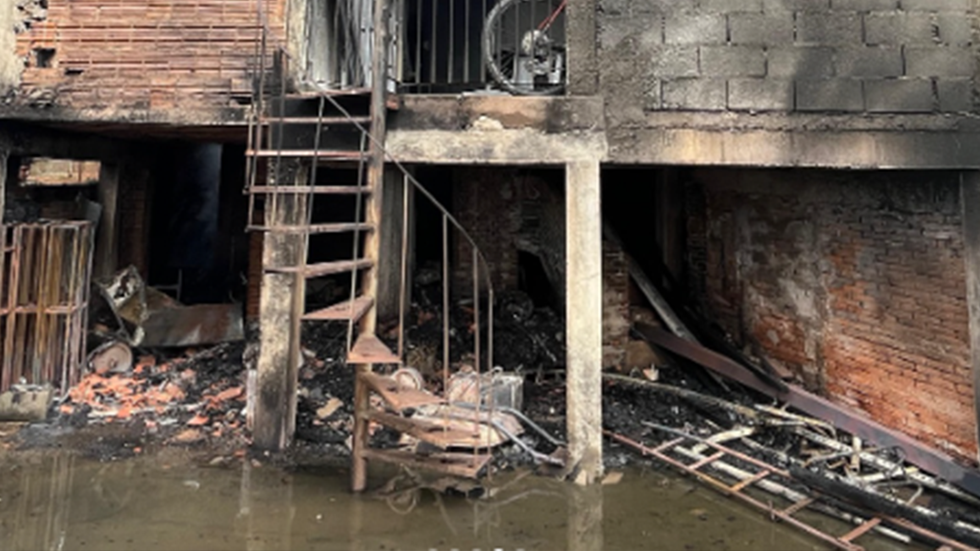 Bombeiros em ação durante incêndio em residência no Centro de Extrema, MG, em 2025.