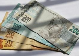 Equipe do Procon Câmara auxiliando na Casa do Cidadão, Extrema, sobre ressarcimento INSS.