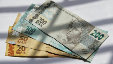 Equipe do Procon Câmara auxiliando na Casa do Cidadão, Extrema, sobre ressarcimento INSS.