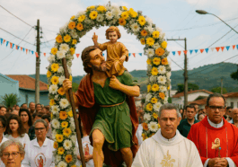 Banda Colo de Deus se apresentando no Parque de Eventos durante a Festa de São Cristóvão, Extrema, 2025.